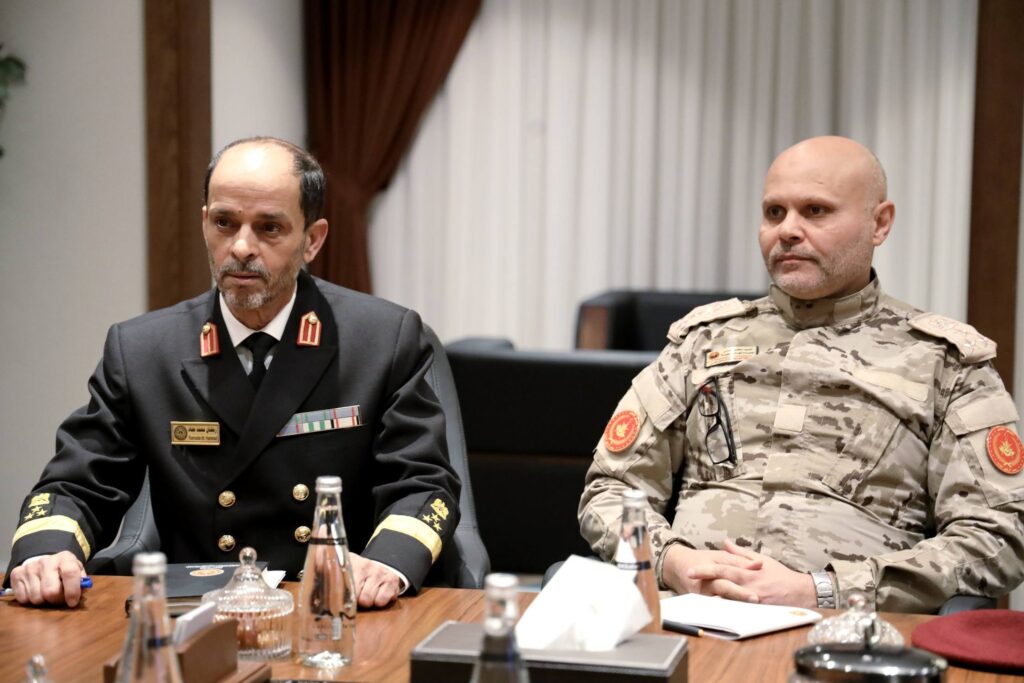 03 3 رئيس الأركان العامة يبحث مع ملحق الدفاع الأمريكي التعاون العسكري والتمرين المشترك بسرت