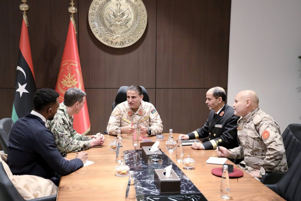 04 1 رئيس الأركان العامة يبحث مع ملحق الدفاع الأمريكي التعاون العسكري والتمرين المشترك بسرت