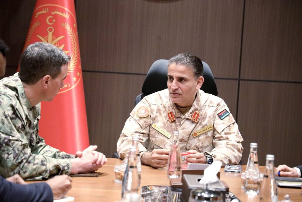 05 3 رئيس الأركان العامة يبحث مع ملحق الدفاع الأمريكي التعاون العسكري والتمرين المشترك بسرت