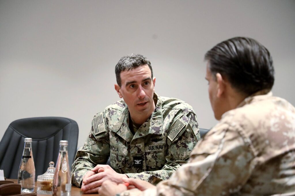 06 2 رئيس الأركان العامة يبحث مع ملحق الدفاع الأمريكي التعاون العسكري والتمرين المشترك بسرت