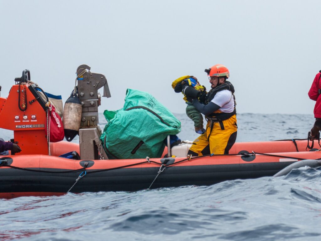 منظمة SOS Mediterranee تنقذ 46 مهاجرًا بينهم نساء وأطفال قبالة السواحل الليبية 1 منظمة SOS Mediterranee تنقذ 46 مهاجرًا بينهم نساء وأطفال قبالة السواحل الليبية