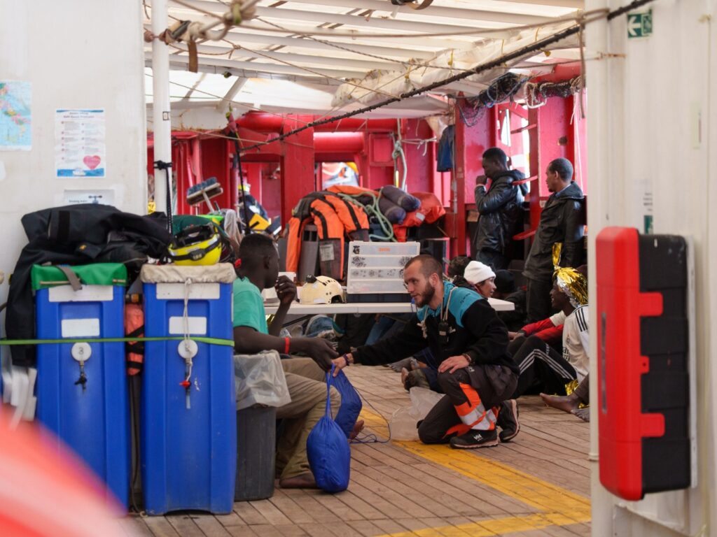 منظمة SOS Mediterranee تنقذ 46 مهاجرًا بينهم نساء وأطفال قبالة السواحل الليبية 2 منظمة SOS Mediterranee تنقذ 46 مهاجرًا بينهم نساء وأطفال قبالة السواحل الليبية