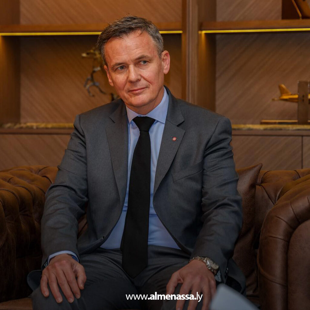 Extra 1.jpg111111111 1 القائد العام للقوات المسلحة يستقبل السفير الفرنسي لبحث تعزيز التعاون الثنائي