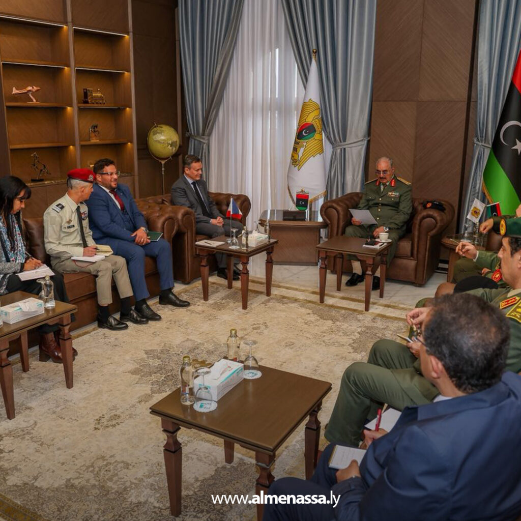 Extra 1.jpg1111111111 1 القائد العام للقوات المسلحة يستقبل السفير الفرنسي لبحث تعزيز التعاون الثنائي