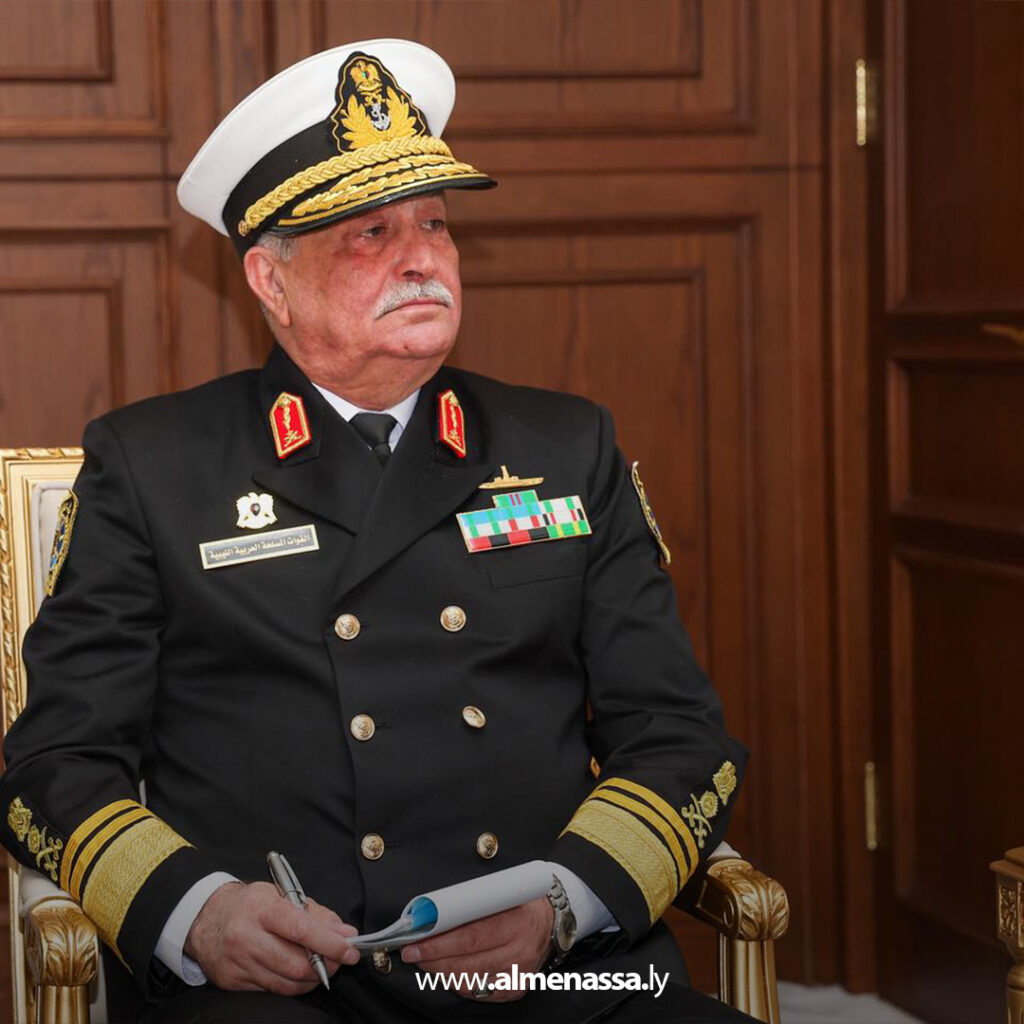 Extra 32.jpg11 32 القائد العام يبحث المستجدات العسكرية وخطط رفع الجاهزية مع رؤساء الأركان