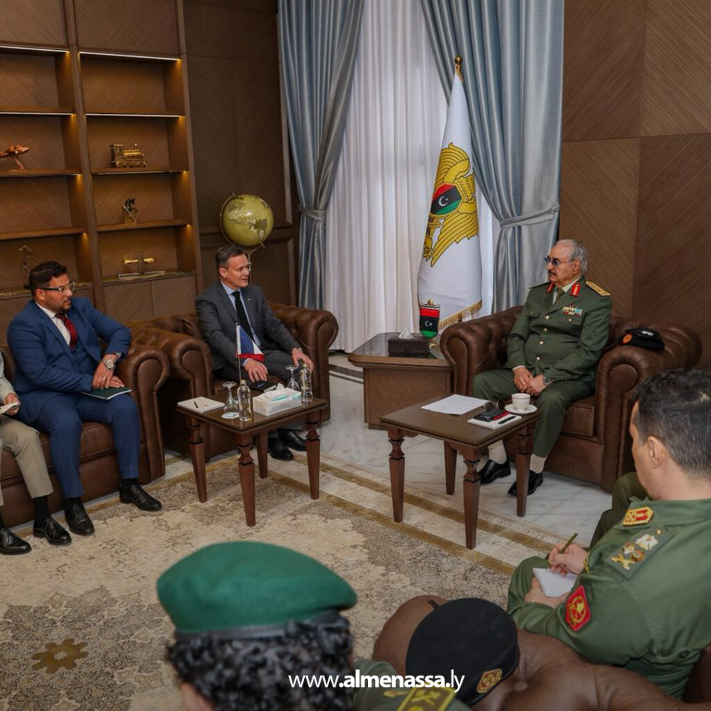 Extra 33.jpg111 33 القائد العام للقوات المسلحة يستقبل السفير الفرنسي لبحث تعزيز التعاون الثنائي