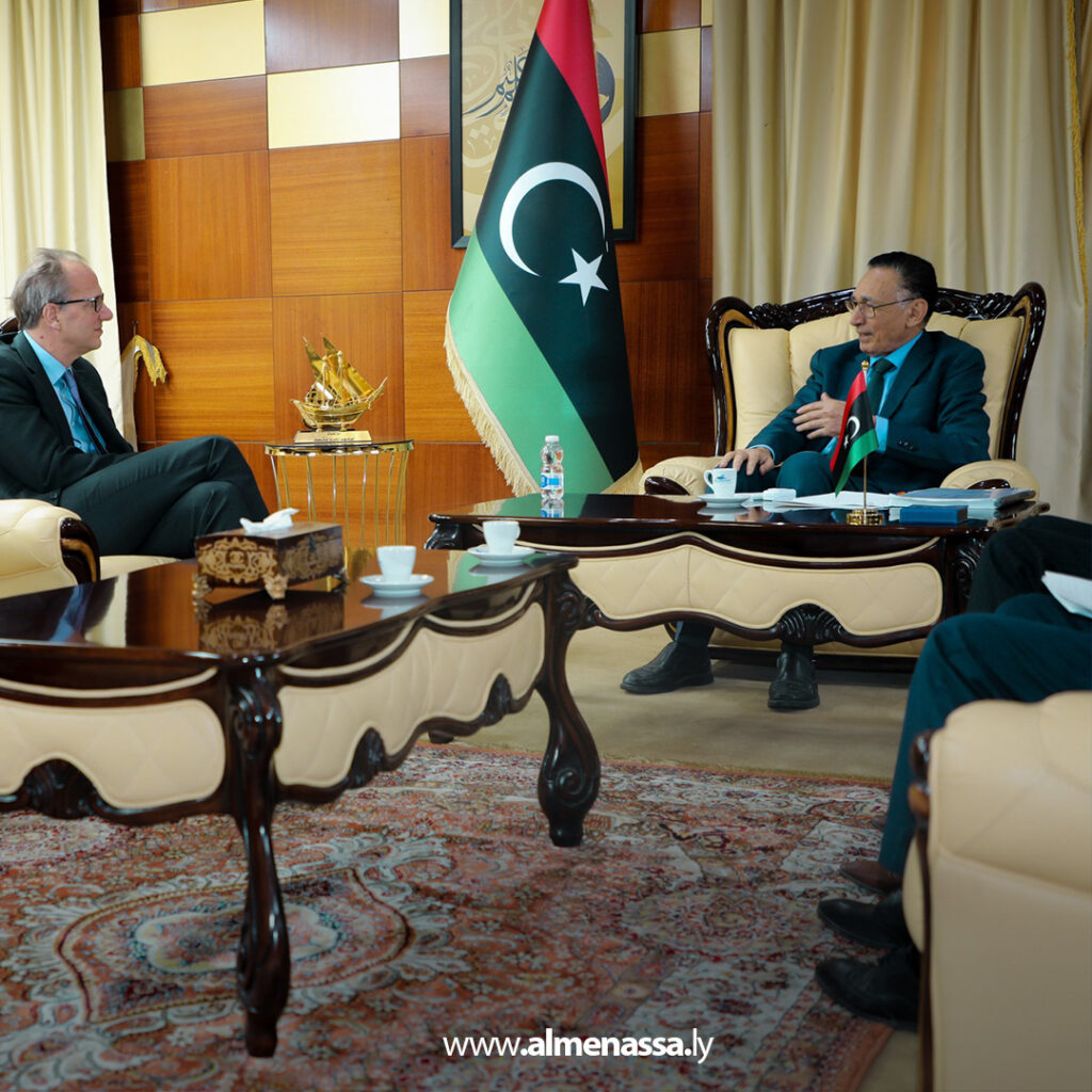 وزير الاقتصاد يلتقي سفير بريطانيا لبحث تعزيز التعاون التجاري والاستثماري