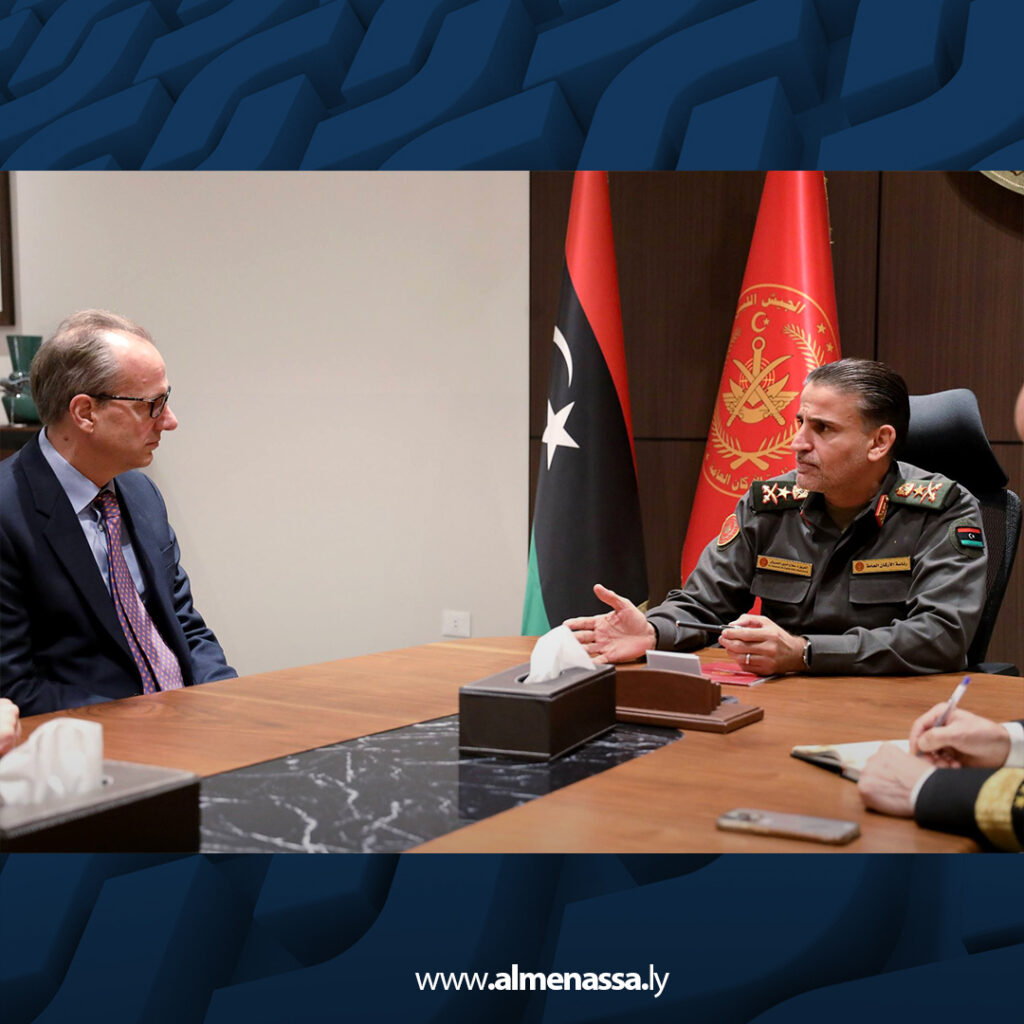 رئيس الأركان العامة بالمنطقة الغربية يبحث مع السفير البريطاني آفاق التعاون العسكري وبرامج التدريب