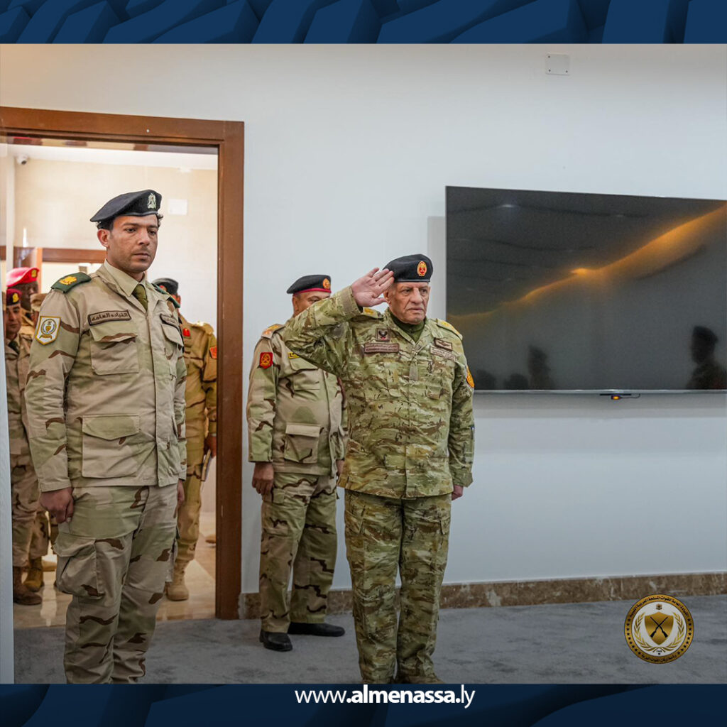 Extra 7.jpg15 7 معاون رئيس أركان القوات البرية يتفقد المنطقة العسكرية الوسطى ويطلع على جاهزية الوحدات وغرفة العمليات الأمنية
