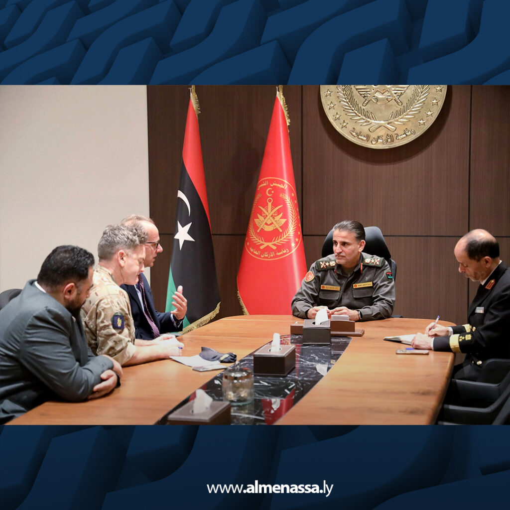 Extra 76.jpg3 76 رئيس الأركان العامة بالمنطقة الغربية يبحث مع السفير البريطاني آفاق التعاون العسكري وبرامج التدريب