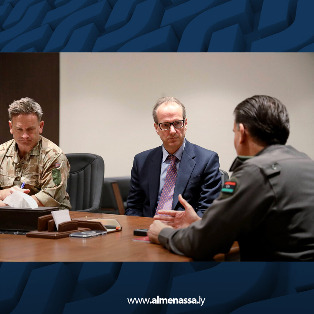 رئيس الأركان العامة بالمنطقة الغربية يبحث مع السفير البريطاني آفاق التعاون العسكري وبرامج التدريب