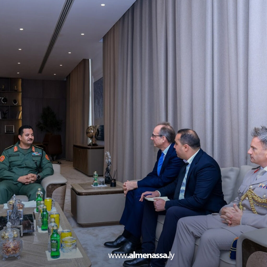 Extra 85.jpg11 85 رئيس الأركان العامة يستقبل السفير البريطاني لبحث التعاون الأمني