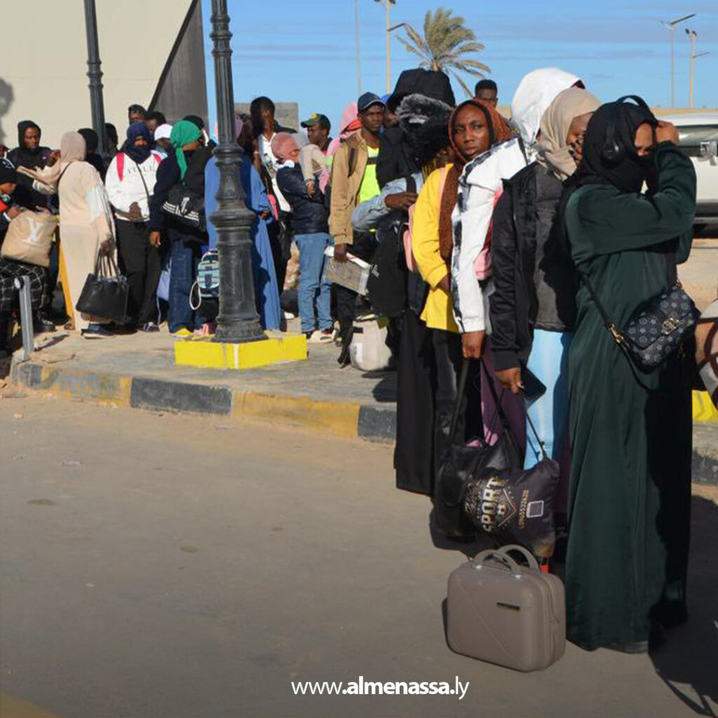 Extra 25.jpg2 25 وزارة الداخلية تُرحّل مهاجرين غير شرعيين من الجنسية النيجيرية عبر مطار معيتيقة