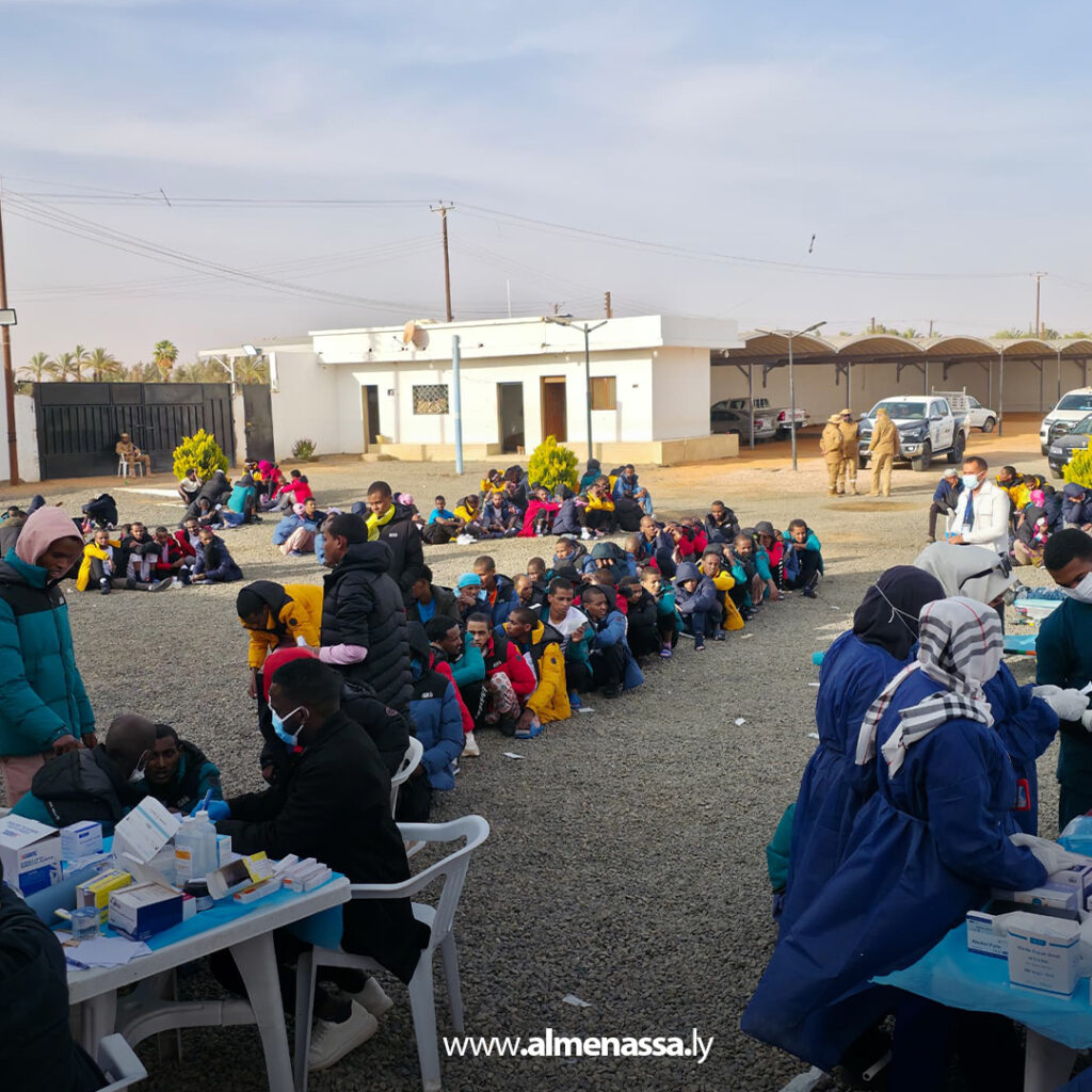 قافلة طبية تعالج 200 مهاجر محرر من السجن السري بالكفرة