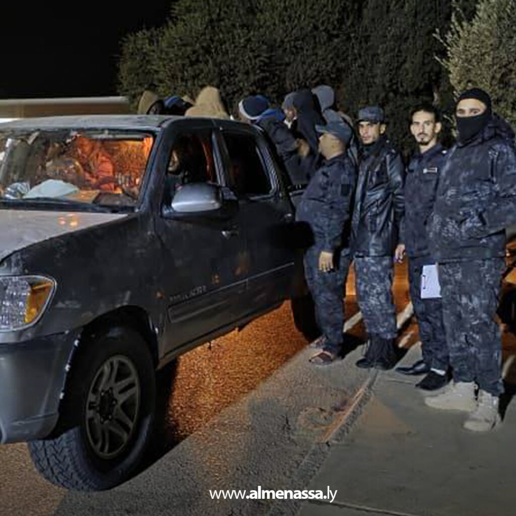كمين أمني في صحراء الواحات يطيح بـ36 مهاجر غير نظامي