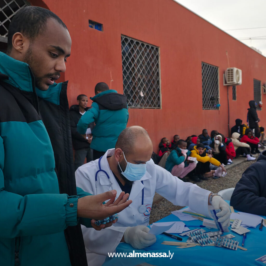 قافلة طبية تعالج 200 مهاجر محرر من السجن السري بالكفرة