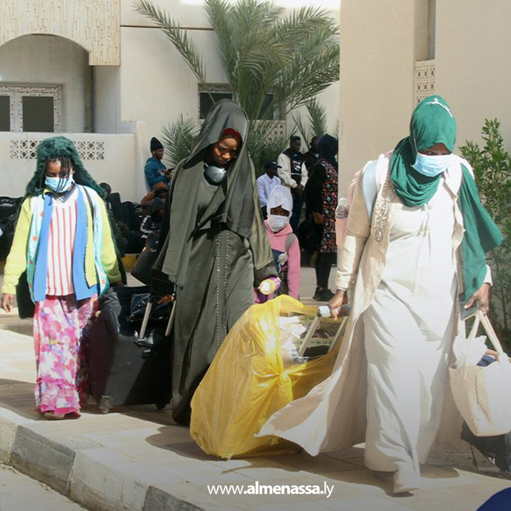 ترحيل مهاجرين يحملون الجنسية النيجيرية عبر مطار معيتيقة