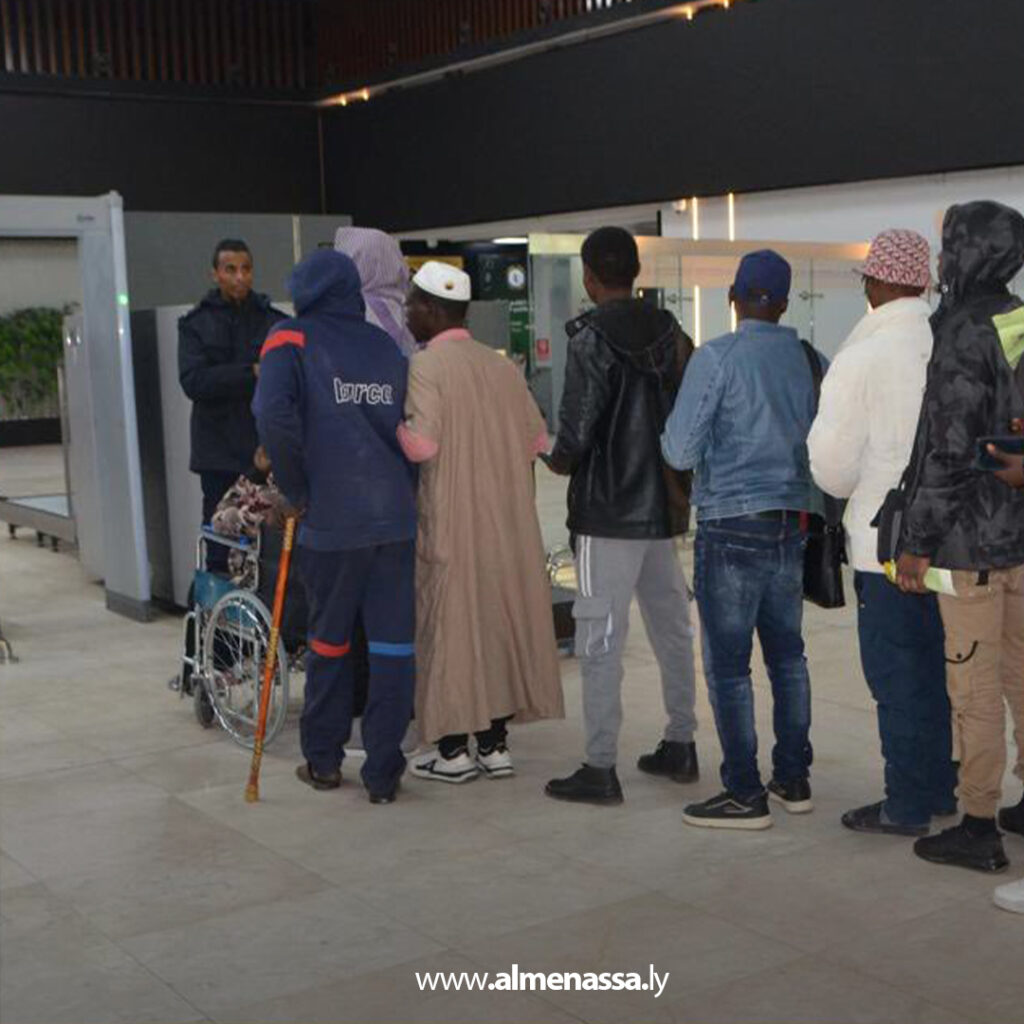 Extra 51 وزارة الداخلية تُرحّل مهاجرين غير شرعيين من الجنسية النيجيرية عبر مطار معيتيقة