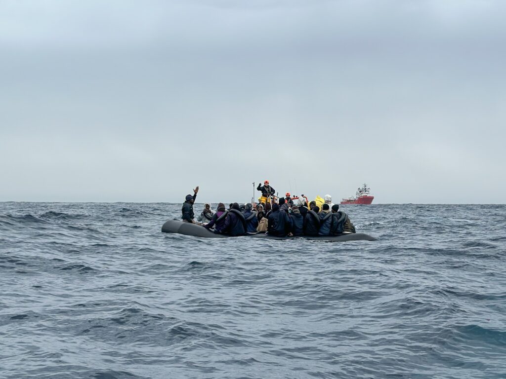 منظمة SOS Mediterranee تنقذ 46 مهاجرًا بينهم نساء وأطفال قبالة السواحل الليبية 3 منظمة SOS Mediterranee تنقذ 46 مهاجرًا بينهم نساء وأطفال قبالة السواحل الليبية