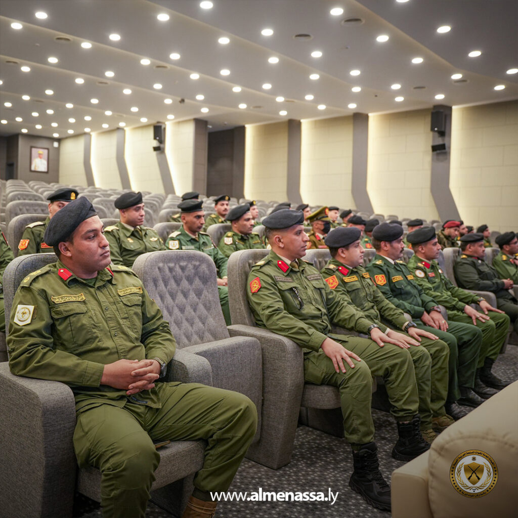 Extra 31.jpg1 31 تكريم منتسبي دورة العمليات الأولى لضباط العمليات بالقوات البرية