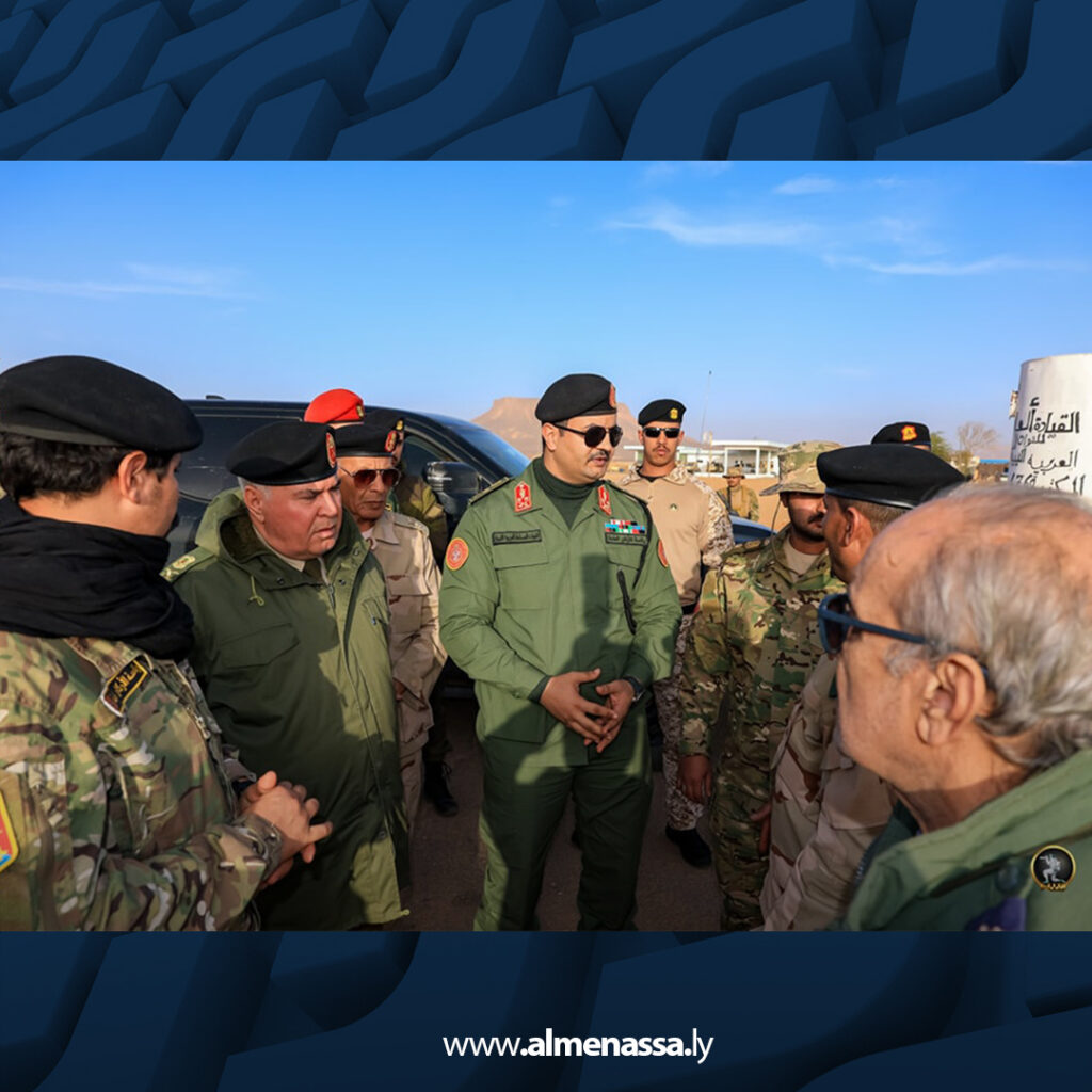 Extra 4.jpg7 4 رئيس الأركان العامة يتفقد تمركزات القوات المسلحة قرب منفذ التوم