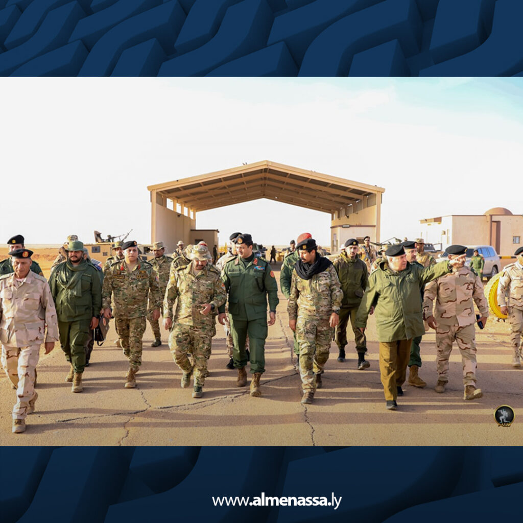 Extra 4.jpg8 4 رئيس الأركان العامة يتفقد تمركزات القوات المسلحة قرب منفذ التوم