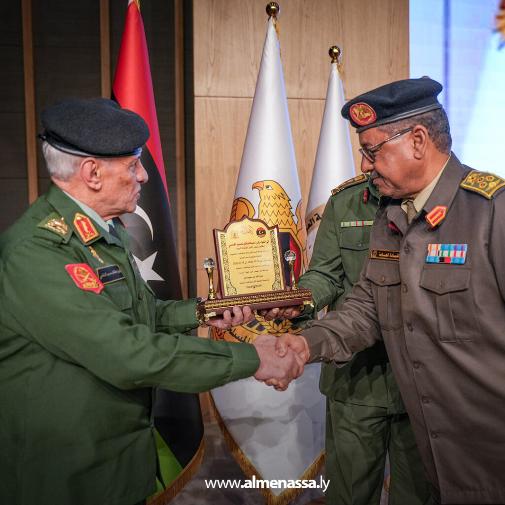 Extra 6.jpg1111 6 تكريم منتسبي دورة العمليات الأولى لضباط العمليات بالقوات البرية