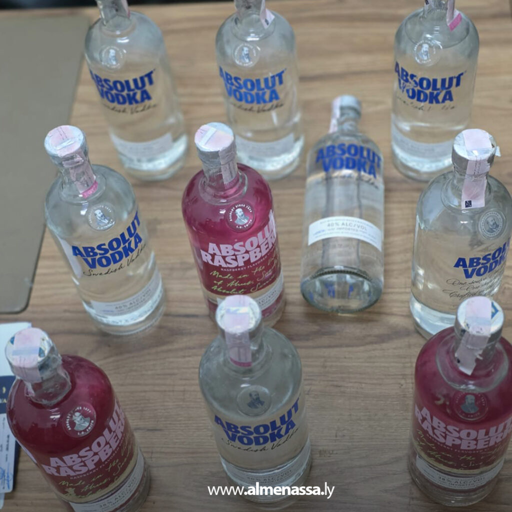 Extra 61 البحث الجنائي درنة يضبط متهمين وبحوزتهم خمور على الطريق الصحراوي المخيلي – العزيات