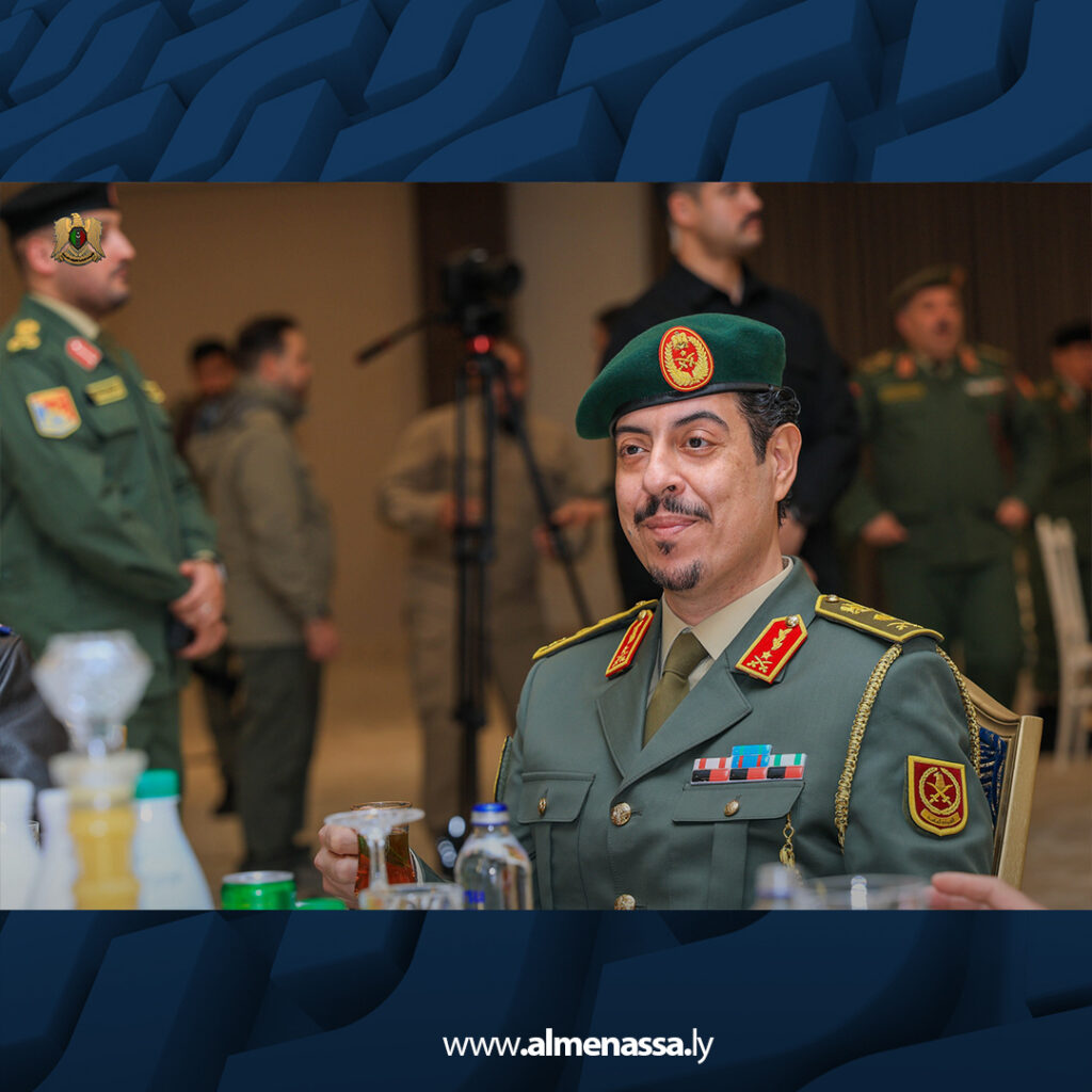 Extra 1.jpg10 1 القائد العام يشارك ضباط الجيش مأدبة إفطار ويؤكد أهمية الجاهزية والتدريب