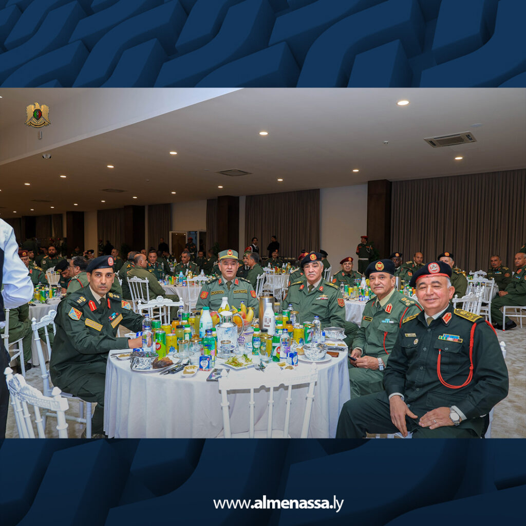 Extra 1.jpg15 1 القائد العام يشارك ضباط الجيش مأدبة إفطار ويؤكد أهمية الجاهزية والتدريب