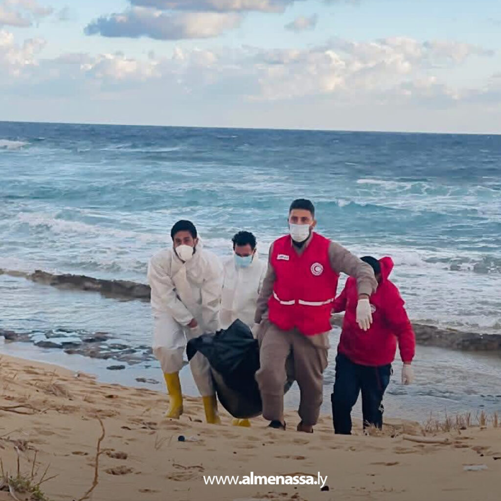 Extra 1.jpg1 1 الهلال الأحمر يواصل انتشال المصابين والجثث في حادث انقلاب قارب بدرنة