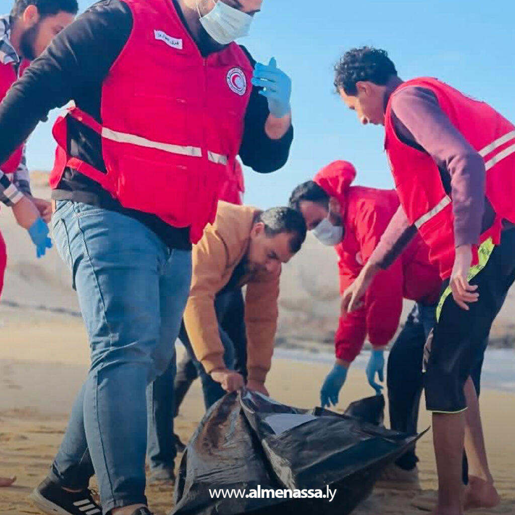 Extra الهلال الأحمر يواصل انتشال المصابين والجثث في حادث انقلاب قارب بدرنة