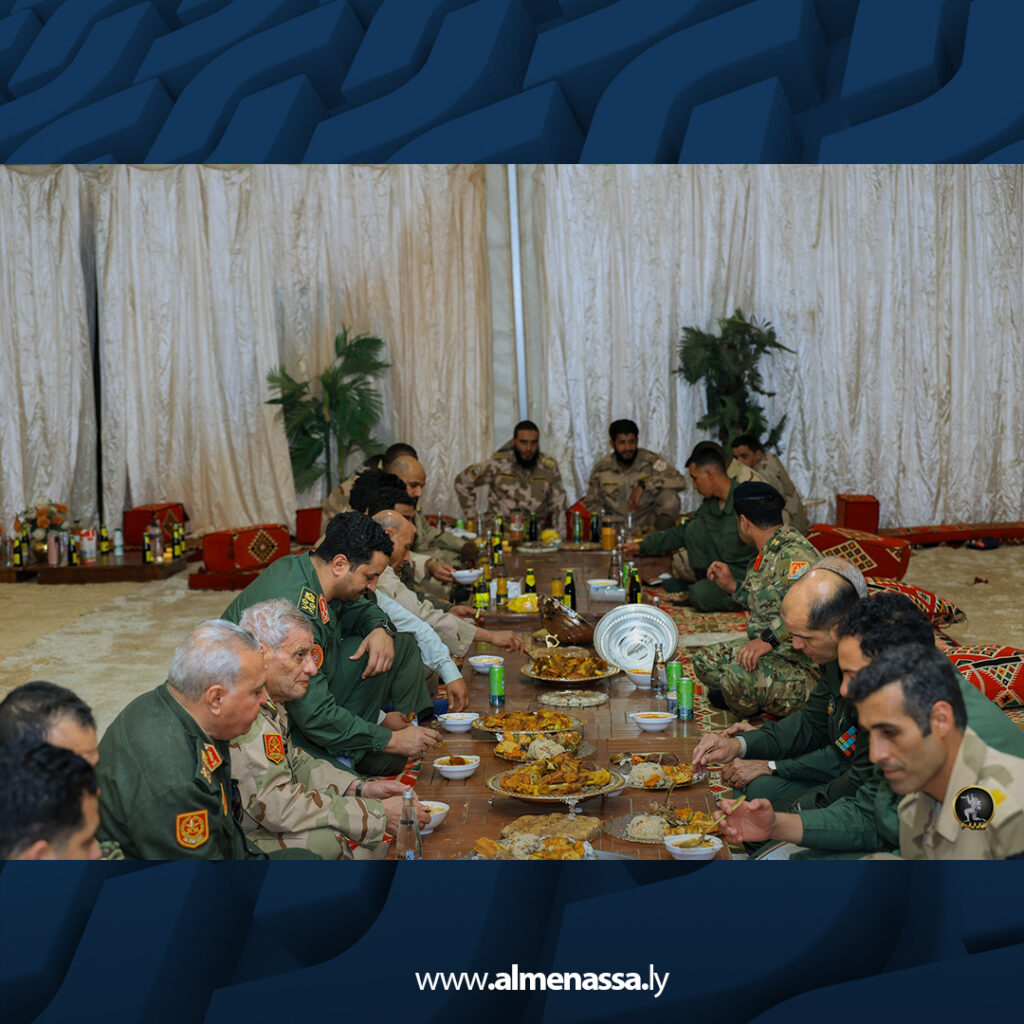 Extra 2.jpg9 2 رئيس الأركان العامة يشارك قوات الحدود الجنوبية الغربية مأدبة إفطار رمضانية