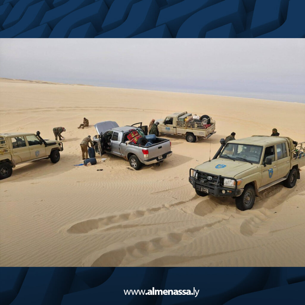 Extra 26 الدوريات الصحراوية تضبط مركبتين محمّلتين بالوقود المعدّ للتهريب بين السرير وتازربو