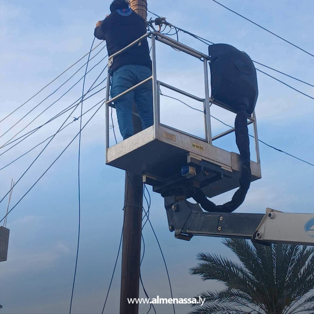 Extra 3.jpg1 3 فرق الصيانة بالزاوية تعيد التيار الكهربائي بعد عطل طارئ