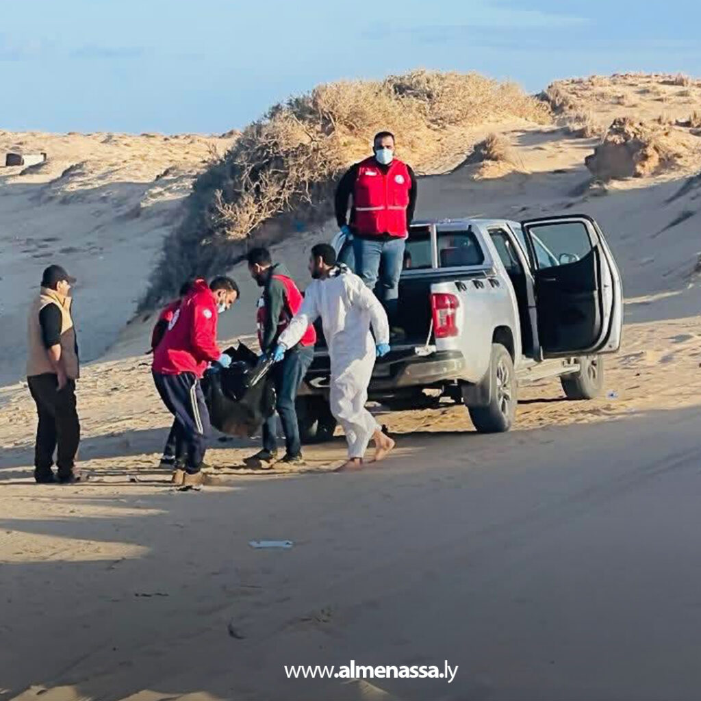 Extra.jpg11 الهلال الأحمر يواصل انتشال المصابين والجثث في حادث انقلاب قارب بدرنة