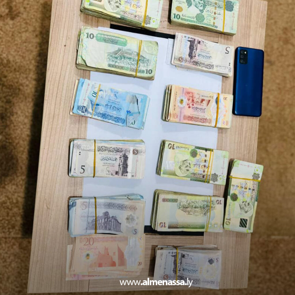 خلال 24 ساعة.. جهاز البحث الجنائي بالكفرة يضبط 3 متهمين بسرقة 18 ألف دينار ويسترجع جزءًا من المبلغ 2 Extra.jpg2