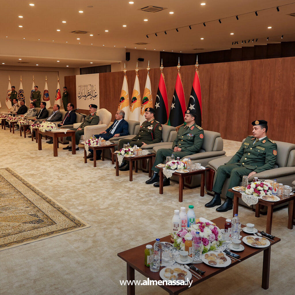 Extra 1.jpg1111111111111111111111111111 1 القائد العام يستقبل وفود المهنئين بعيد الفطر ويؤكد جاهزية المؤسسة العسكرية لحماية الوطن