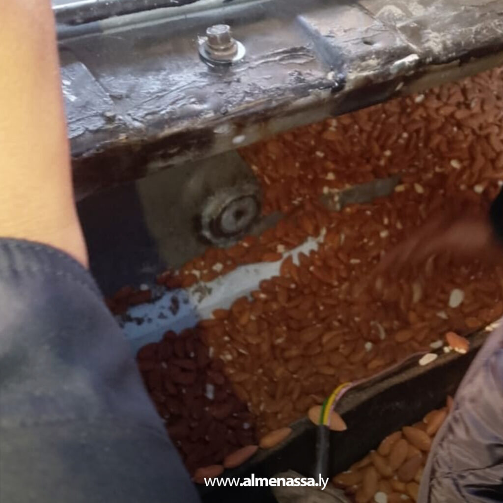 فرقة أمنية بمركز جمرك رأس جدير تحبط محاولة تهريب كميات كبيرة من اللوز 1 Extra 155.jpg1 155 فرقة أمنية بمركز جمرك رأس جدير تحبط محاولة تهريب كميات كبيرة من اللوز
