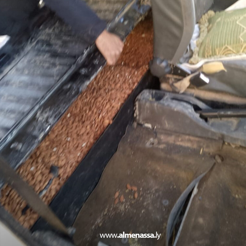 فرقة أمنية بمركز جمرك رأس جدير تحبط محاولة تهريب كميات كبيرة من اللوز 3 Extra 183 فرقة أمنية بمركز جمرك رأس جدير تحبط محاولة تهريب كميات كبيرة من اللوز