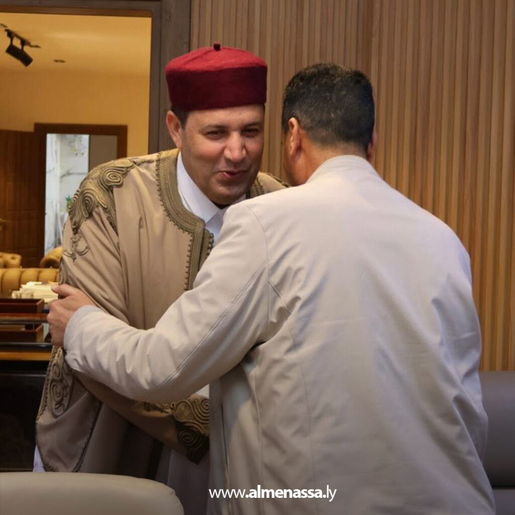 Extra 3.jpg4 3 وزير التعليم العالي يجري جولة معايدة للموظفين بديوان الوزارة في بنغازي