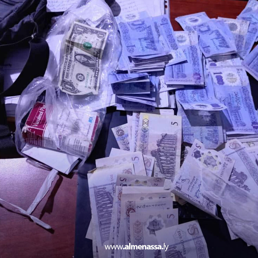 Extra 50 ضبط امرأتين تمتهنان التسول في أوباري ومصادرة أكثر من ألف دينار بحوزتهما