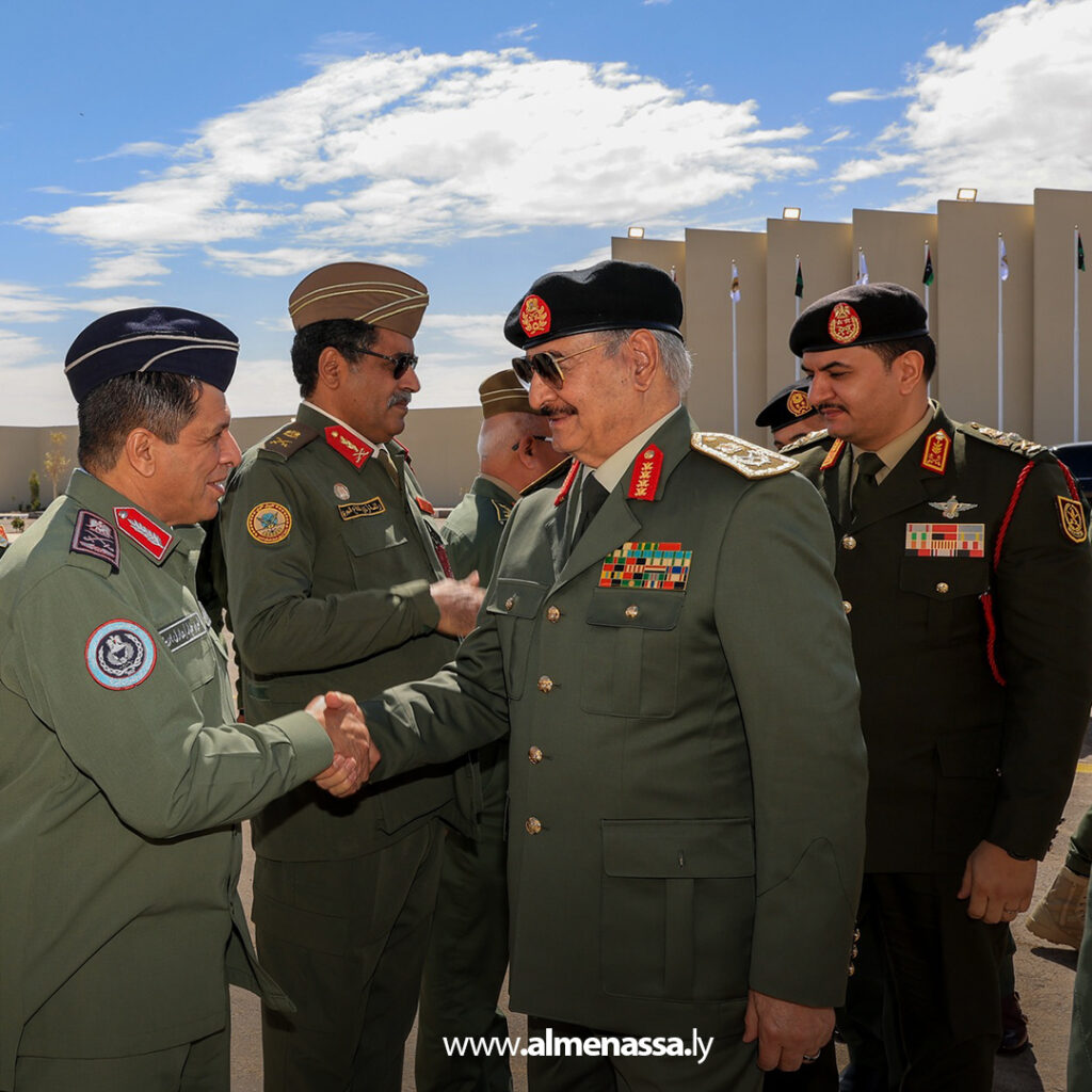 Extra .jpg11111111111111111111111 القائد العام يستقبل وفود المهنئين بعيد الفطر ويؤكد جاهزية المؤسسة العسكرية لحماية الوطن