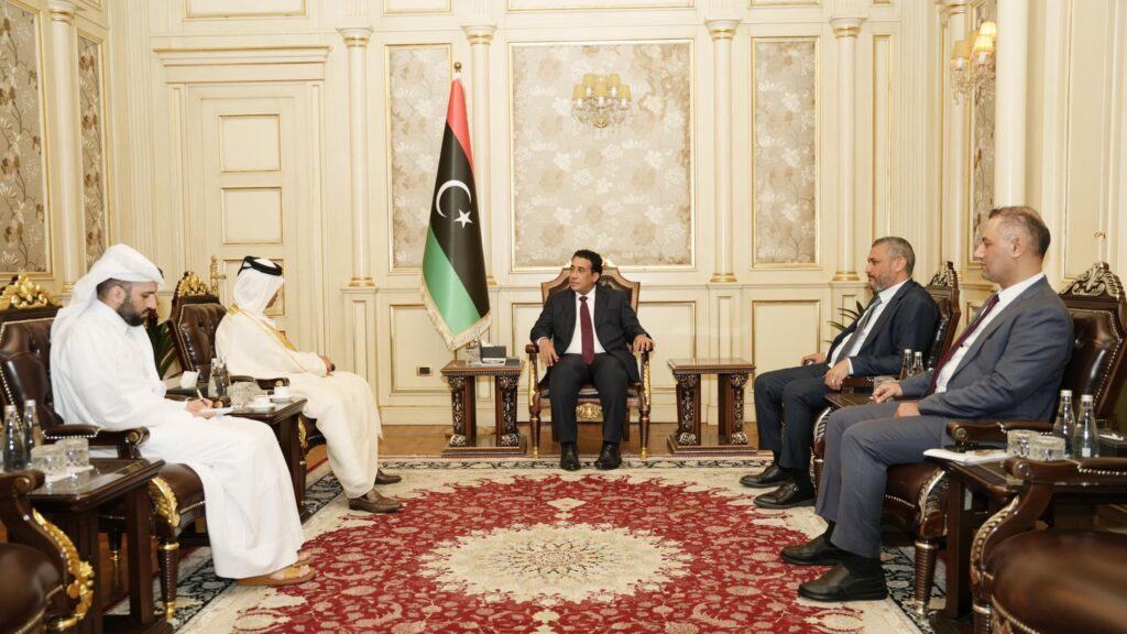 2 3 المنفي يبحث مع السفير القطري دعم المسار السياسي وتوحيد المؤسسات وتنفيذ الميزانية الموحدة