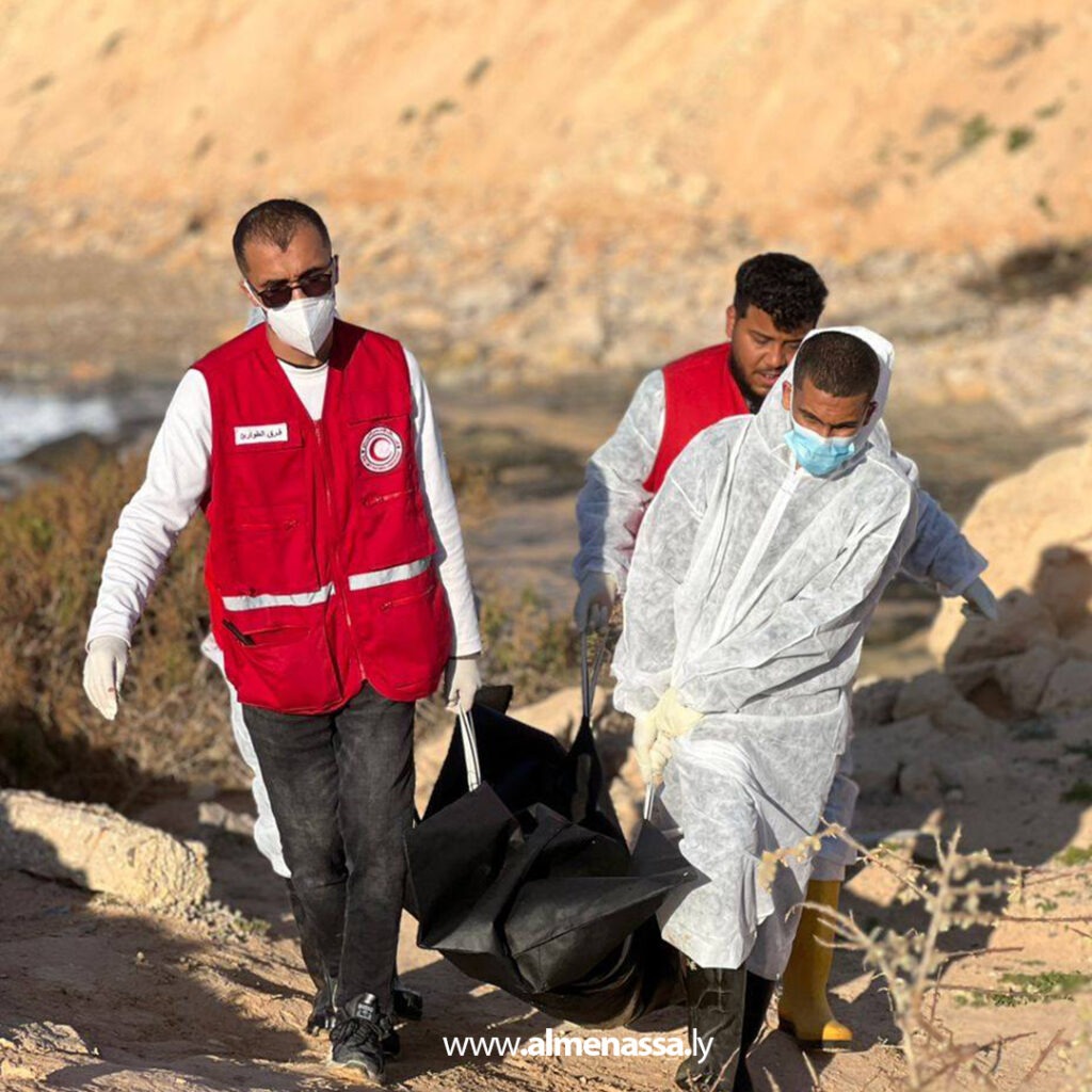 Extra 22.jpg3 22 الهلال الأحمر ينتشل جثة مجهولة على شاطئ جنزور