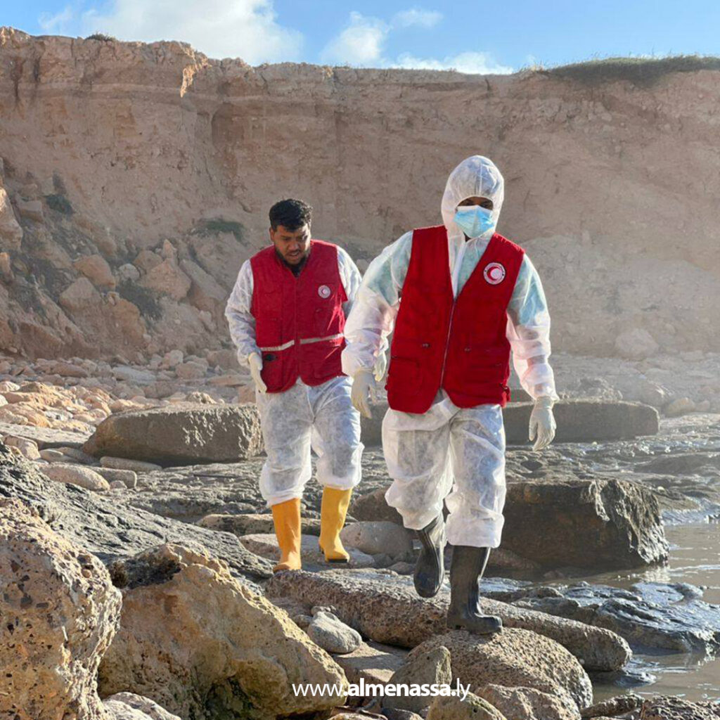 Extra 32 الهلال الأحمر ينتشل جثة مجهولة على شاطئ جنزور