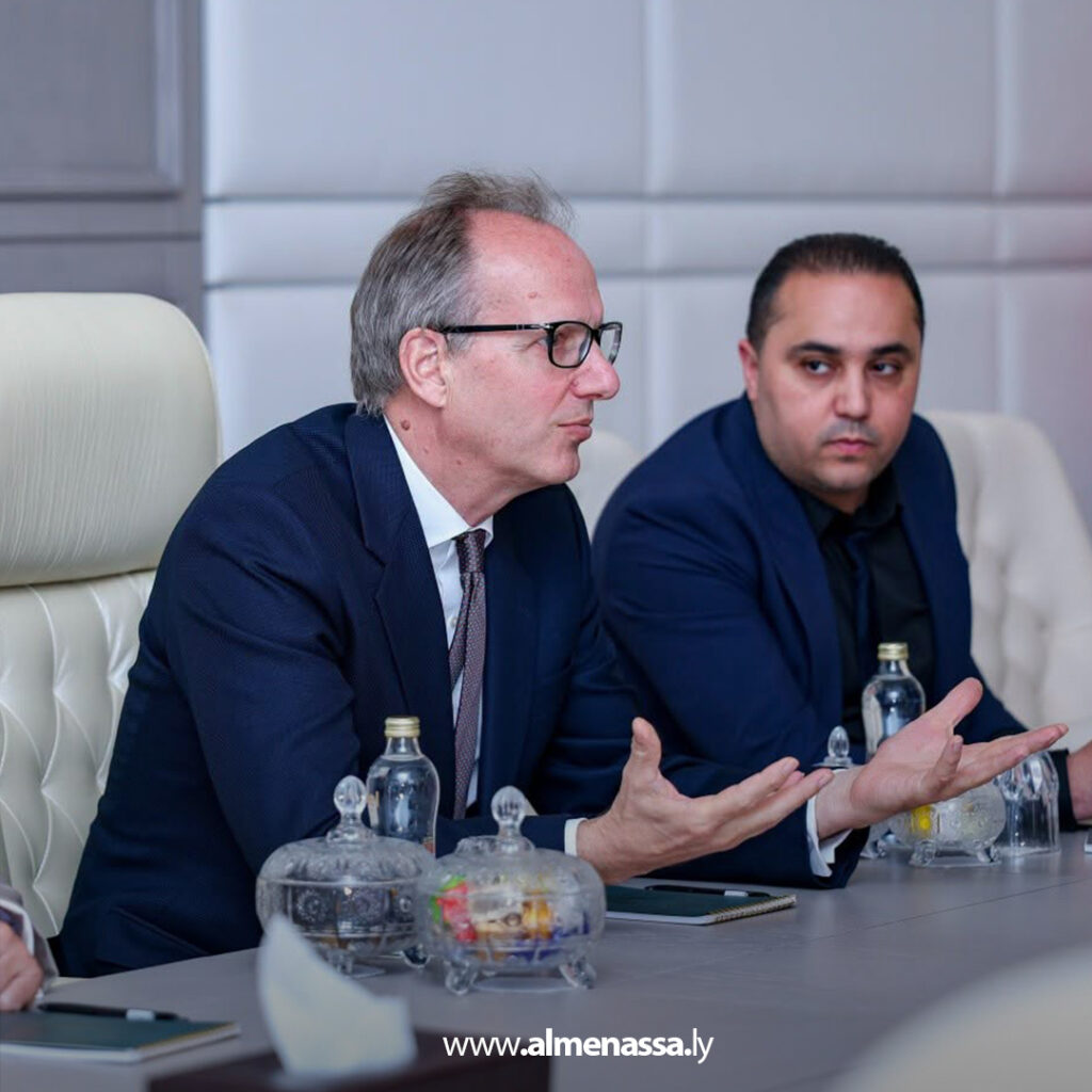 Extra 107.jpg2 107 رئيس الأركان العامة يستقبل السفير البريطاني ويبحثان تعزيز التعاون العسكري والأمني