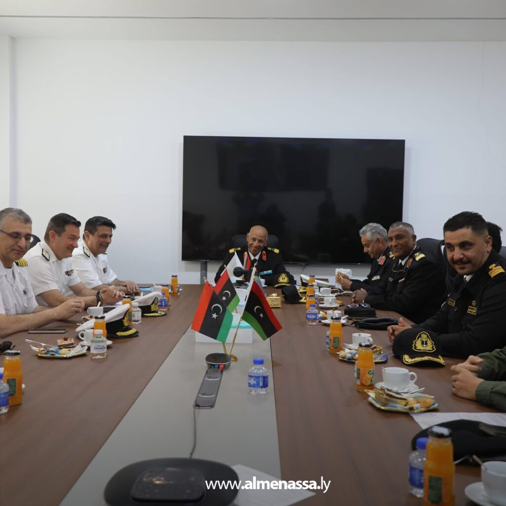Extra 11.jpg12 11 رئيس أركان القوات البحرية يستقبل وفد حرس السواحل اليوناني في بنغازي
