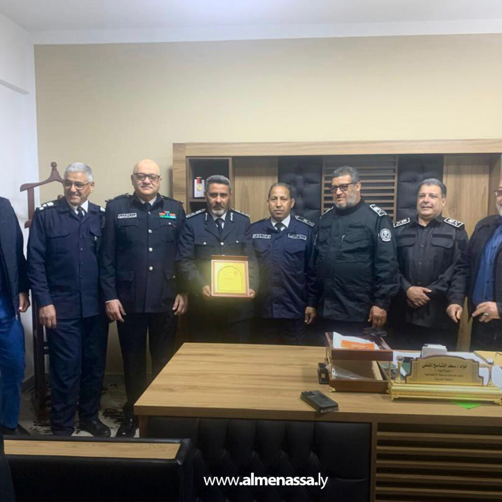 Extra 118.jpg2 118 تكريم العقيد إبراهيم الدرسي لنيله الماجستير في القانون الجنائي ببنغازي