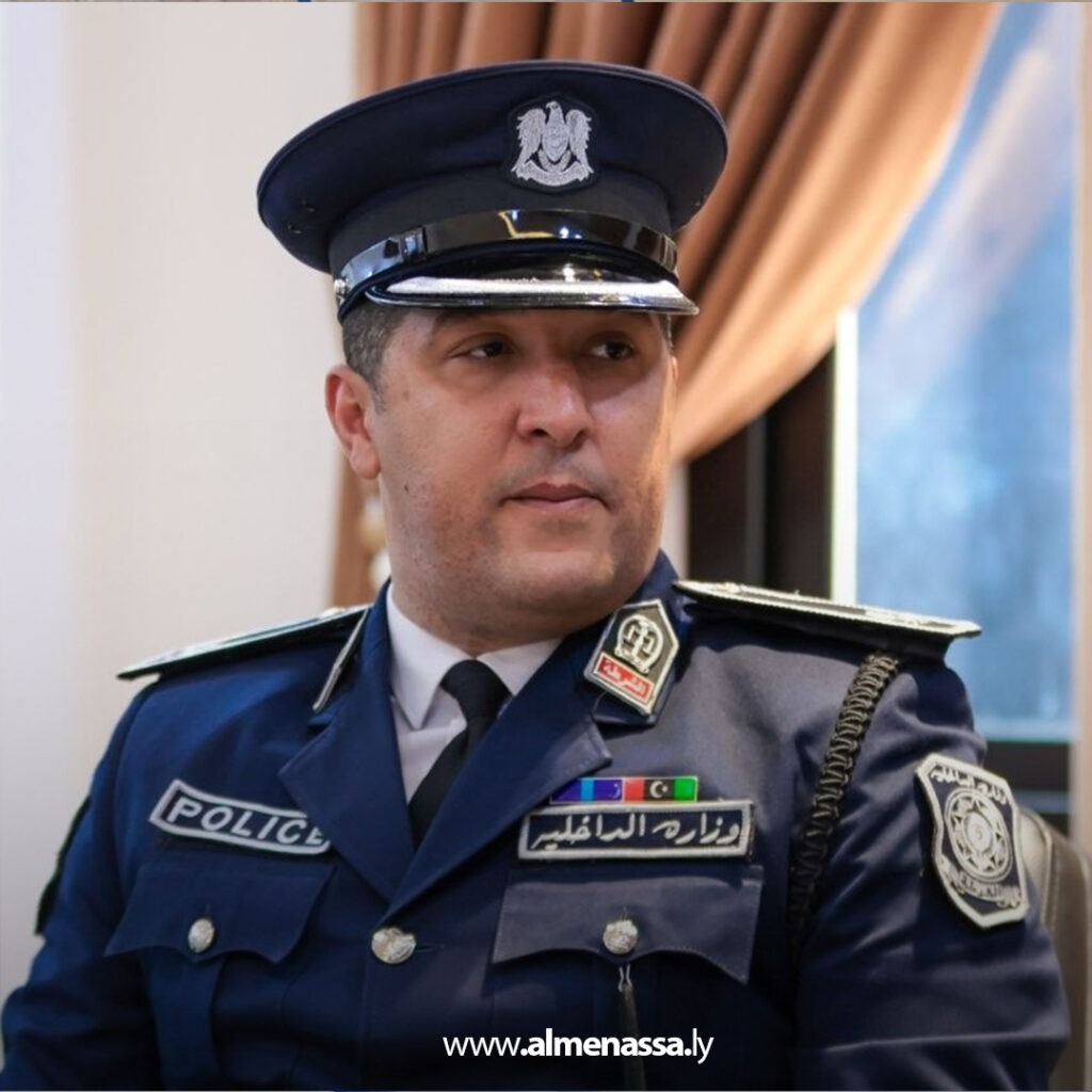 Extra 142.jpg11 142 وزير الداخلية يبحث احتياجات الترحيل وملف الجنسيات المتعثرة مع جهاز مكافحة الهجرة غير الشرعية في بنغازي